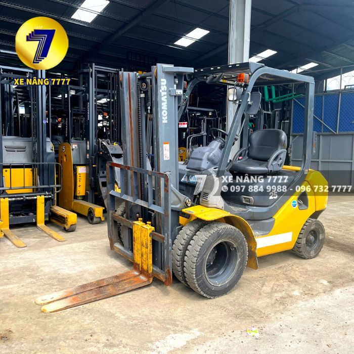 Xe nâng dầu 2.5 tấn KOMATSU FD25T-17