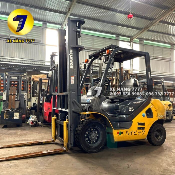 Xe nâng dầu 2.5 tấn KOMATSU FD25T-17