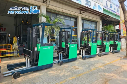 Hình ảnh thực tế: xe nâng điện đứng lái Toyota tại Xe Nâng Hàng Nhật