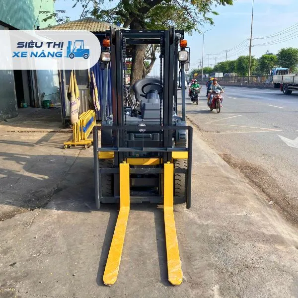 Xe nâng dầu 1.5 tấn KOMATSU FD15C-21