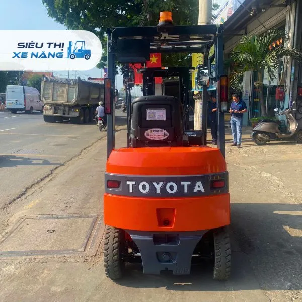 Xe nâng điện ngồi lái 1 tấn TOYOTA 8FBH10